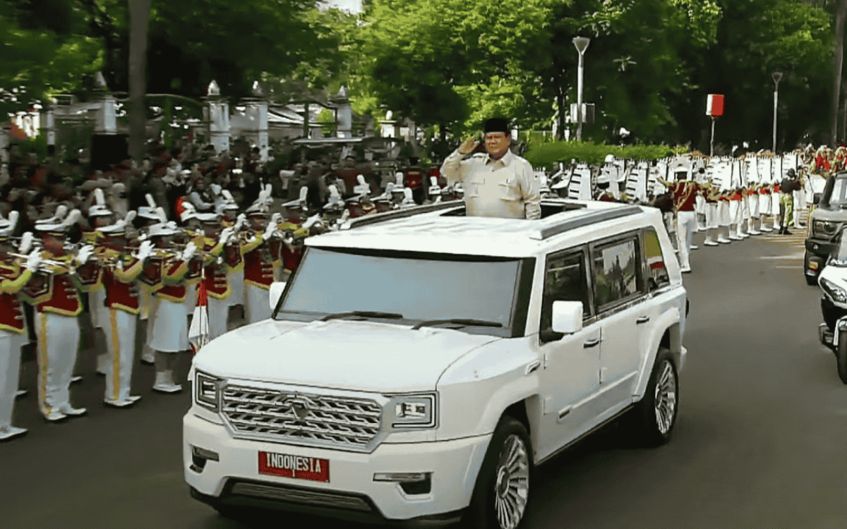 Prabowo Sapa Warga dari Atas Maung Garuda Limousine di HUT ke-80 TNI