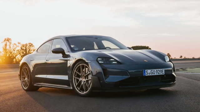 Intip Mobil Porsche Taycan, EV Premium dengan Fitur Autopilot Terbaru di 2026