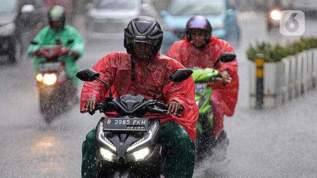 Tips Berkendara Saat Musim Hujan agar Tetap Aman di Jalan
